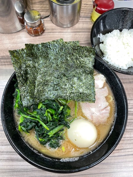 「ホーレン草ラーメン ライス中 (無料)」@家系らーめん 武蔵家 川越店の写真