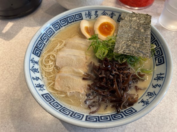 「博多ラーメン＋味玉＋替玉」@博多食堂 新宿店の写真