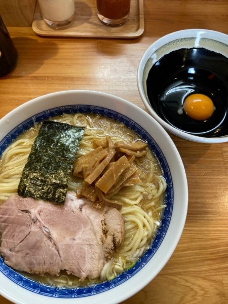 「新塩ラーメン、生卵」@自家製中華そば としおかの写真