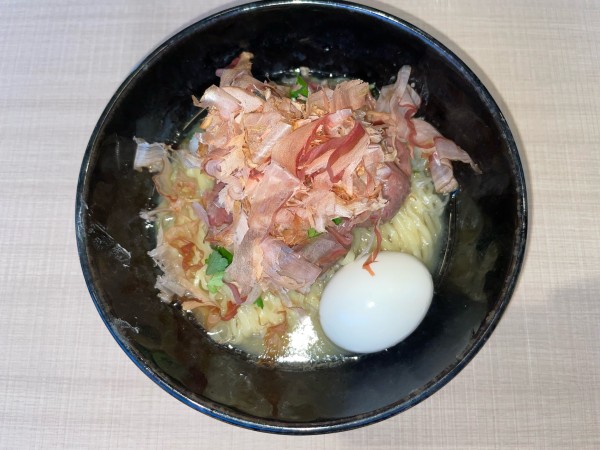 「炙り霜降り牛の山葵和え麺 味玉(¥1,530)」@㐂りん食堂の写真