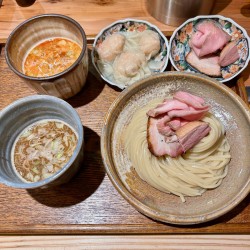 つけ汁2種つけめん（豚骨魚介・担担、冷盛：1250円）＋チャーシュー3種（300円）＋海老ワンタン（270円）