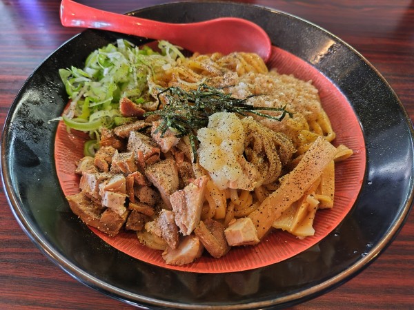 「油そば　：こってり　（大盛：㋗）　＋ニンニク＆ペッパー：無料」@煮干しらあめん 燕黒の写真