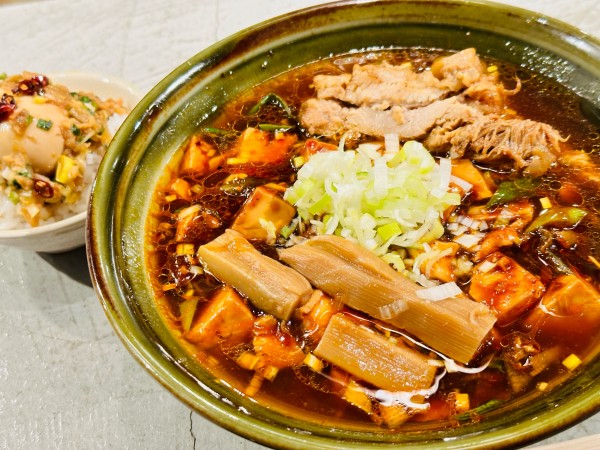 「特製麻婆醤油ラーメンと麻薬卵追飯 1,500円」@すするか、すすらんか。 心斎橋店の写真