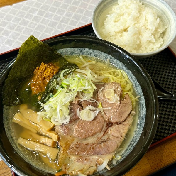 「しおカレーラーメン ライス付き」@らーめん屋 くろちゃんの写真