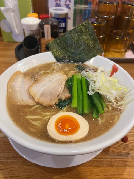 「魚介豚骨醤油ラーメン(935円)＋大盛り(無料クーポン)」@やまがたらーめん きたもと屋の写真
