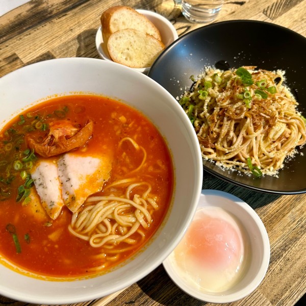「トマトラーメン＋温玉＋ガーリックトースト＋替え玉①」@麺道 千里の写真
