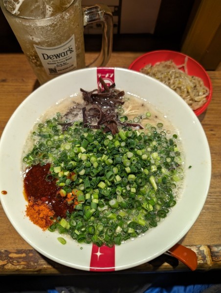 「ハイボール＋胡椒もやし＋ネギラーメン」@ラーメン凪 豚王 渋谷店の写真