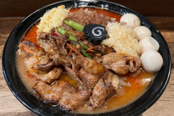 「旨辛味噌らーめん 中・ウズラ+ニンニク ショウガミソアブラ」@旨辛味噌らーめん ぼんずの写真