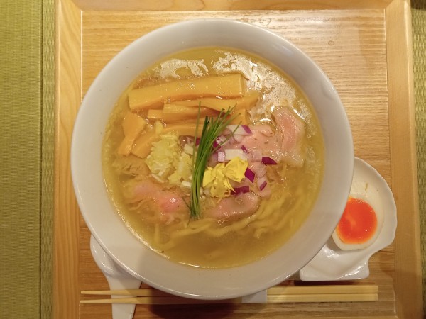 「貝出汁らぁ麺（塩）＋貝味玉」@らぁ麺 牡蠣と貝の写真