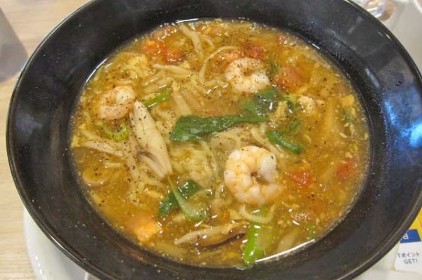 「黒酢香る海老酸辣湯麺　760円」@ガスト 足立平野店の写真