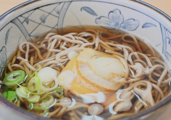 「帆立そば（540円）、うにご飯おにぎり（200円）」@三陸リアス亭の写真