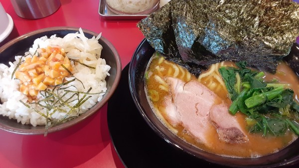 「ラーメン　たまご丼」@家系ラーメン たつ家の写真