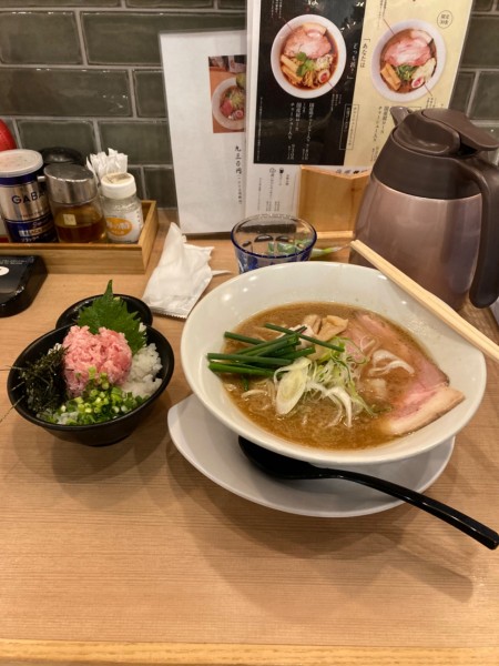 「豚骨そば豚肩ロース930 ネギトロ丼320」@中華そば0の写真