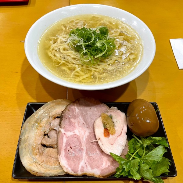 「【限定】地鶏と鴨出汁の手揉み塩らーめん」@麺屋 扇 SENの写真