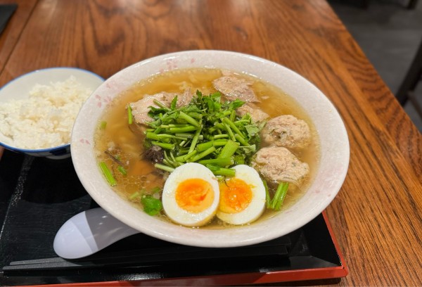 「【限定】鶏つくねとせりの中華そば¥1200、半ライス無」@麺とおばんざいとお酒のお店 佳什の写真