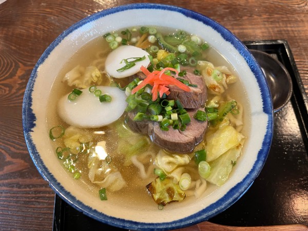 「角煮入り沖縄そば　820円」@カフェギャラリー 南風の写真