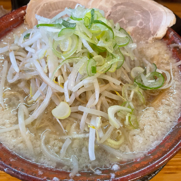 「醤油ラーメン 780円（背脂2）半麺-50円」@チャッチャ系らーめん もん吉の写真