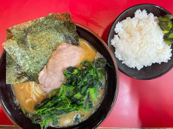 「ラーメン（並）、ほうれん草、ライス」@横浜ラーメン 山本家の写真