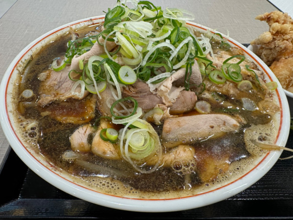 「特製津軽煮干肉ブラック大盛　１１００円」@長尾中華そば シーナシーナ弘前店の写真