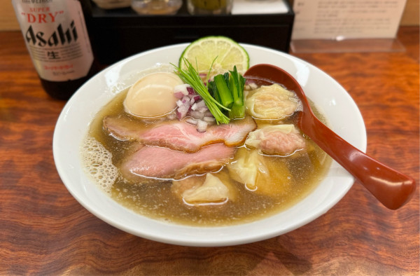 「【限定】特製煮干しそば¥1300、肉ワンタン¥250」@三馬路 東京店の写真