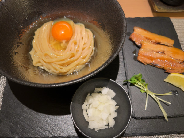 「卵かけ麺 豚 小」@麺屋 二二一の写真