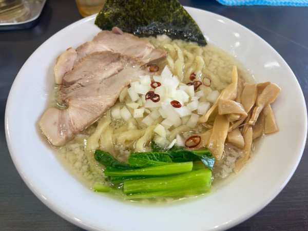 「にぼ背脂 塩  大盛」@自家製手打ち麺 禿の写真
