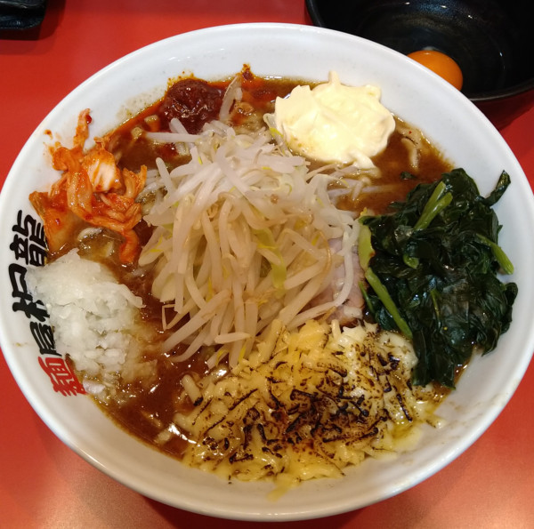 「味噌らーめん+炙りチーズ､玉ねぎ､ほうれん草､マヨ､生卵」@麺屋 桐龍 久喜店の写真