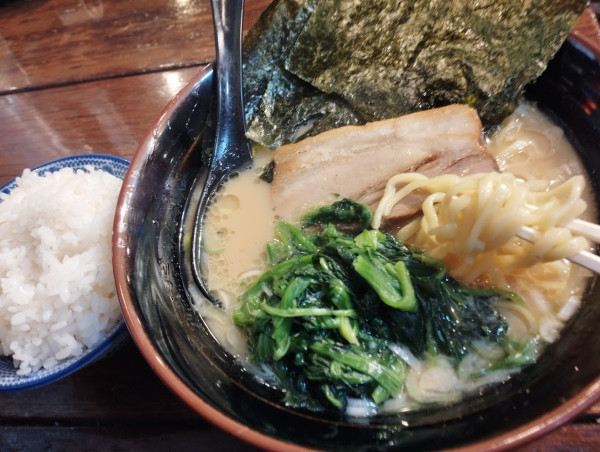 「ザ・ラーメン(かため)(サービスライス)(800)」@家系らーめん 西鎌家の写真