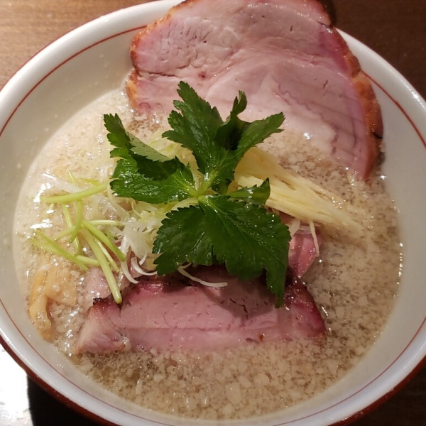 「背脂地鶏中華そば（塩・手もみ麺）920円＋釜焼きチャーシュー」@麺や 虎徹の写真