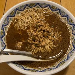 揚州濃厚醤油ラーメン　1090円