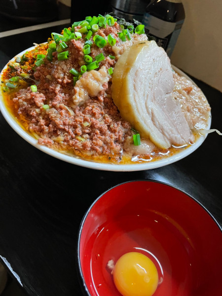 「ジンジャーミンチ+豚1枚+生卵+小ネギ+刻みのり」@豚星。の写真