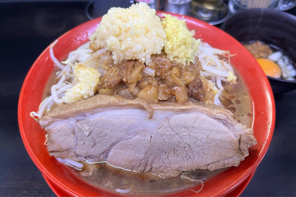 「らーめん+GTO ヤサイチョイニンニクオオメショウガフツウニクカ」@僕との麺の写真