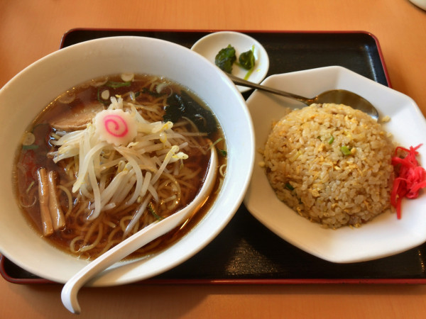 「醬油ラーメン➕ニンニク炒飯（税込730円）」@台湾料理 萬福来の写真