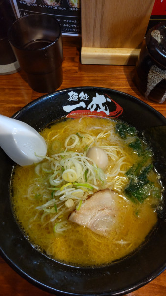 「釜炊き醤油豚骨ラーメン(ストレート麺、カタ) 780円」@麺処 一成 住吉店の写真