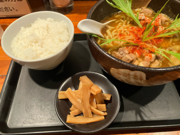 「カレーヌードルズ940円+半ライス60円」@魔乃巣の写真