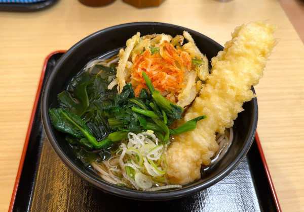 「桜海老のミニかき揚げとイカ天〜菜の花添え〜(670円)」@箱根そば 新宿西口店の写真