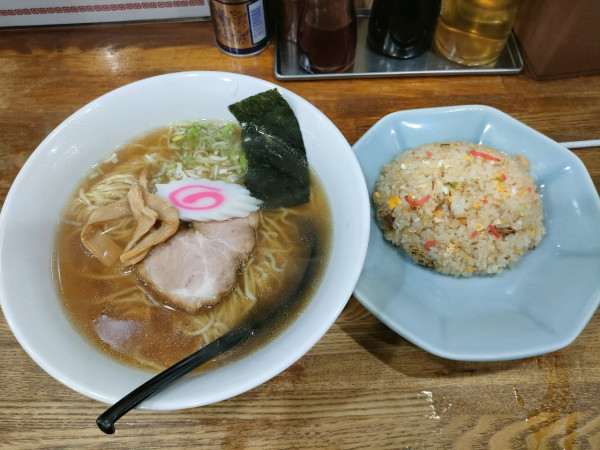 「ラーメン　半チャーハン　900」@甲州屋の写真