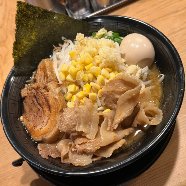 「特製肉盛味噌らーめん(ニンニクありあり、しょうがありあり、背脂あ」@肉盛り味噌らーめん 侍倶楽部 赤羽駅前店の写真