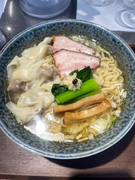 「ワンタン麺(塩)大盛」@麺とスープの店  歩き出せ、クローバーの写真
