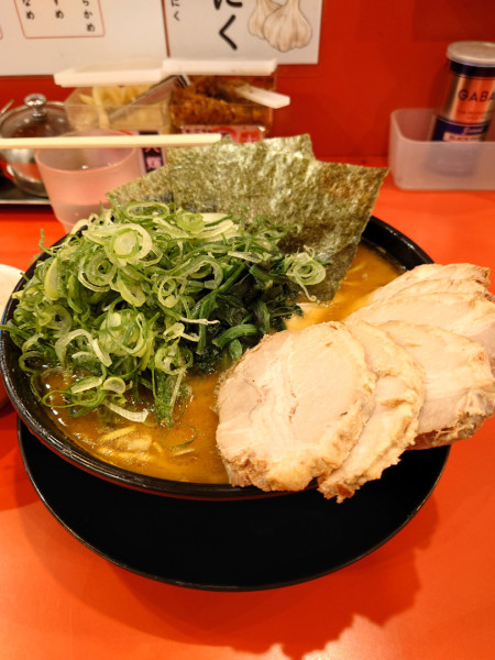 「九条ネギラーメン大  煮豚✖️2 ライス✖️2 硬め 多め」@横浜家系ラーメン 大輝家の写真
