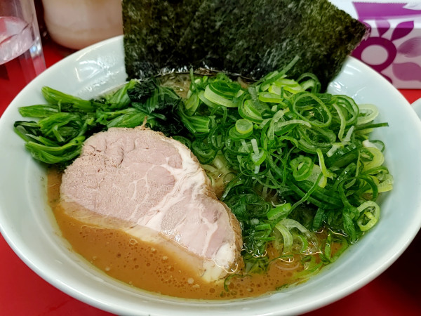 「ラーメン（700円）、青ネギ（150円）、半ライス（無料）」@横浜ラーメン 武蔵家 大宮店の写真