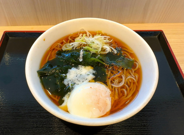 「わかめそば(480円)+半熟たまご(クーポン)」@いろり庵きらくそば 錦糸町店の写真