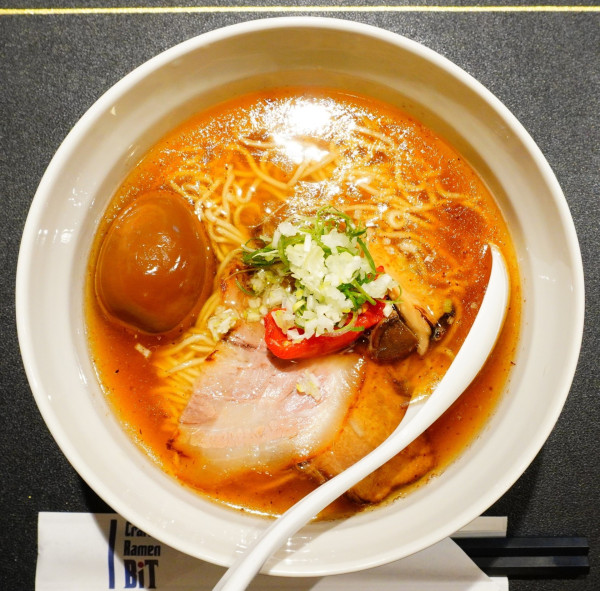 「コンソメらーめん（醤油）/味玉入り」@Craft Ramen BiTの写真