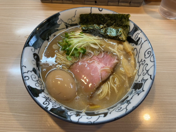 「半熟味玉鶏白湯魚介そば」@麺屋 鶯 uguisuの写真