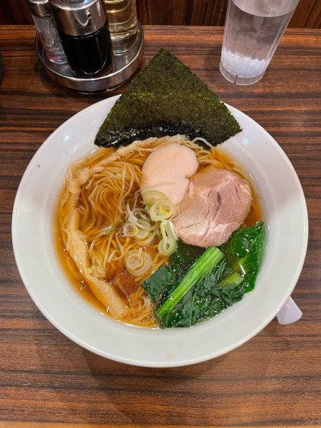 「醤油らぁ麺(880円)」@麺屋 空海 大船ルミネウィング店の写真