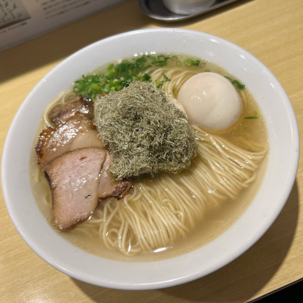「ラーメン大盛＋玉子＋がごめ昆布」@函館塩ラーメン 五稜郭の写真