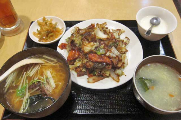 「回鍋肉の定食　800円＋半ラーメン　200円」@花彫酒家の写真