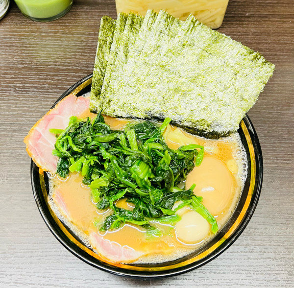 「勝鬨ラーメン＋ほうれん草トッピング＋ごはん」@横濱家系ラーメン 勝鬨家の写真