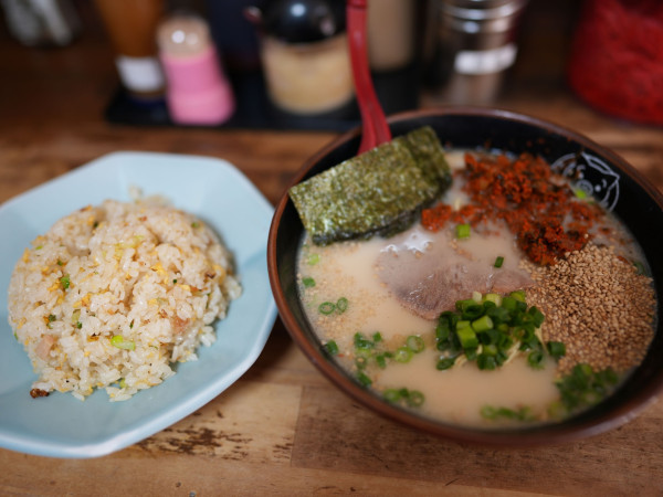 「博多ラーメン 粉落とし＋チャーハン」@博多ラーメン長浜や 上野店の写真