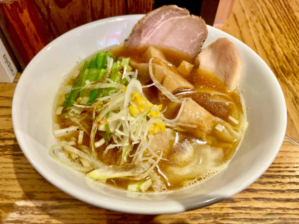 「醤油中華そば  肉海老ワンタン」@中華そば べぃしっくの写真